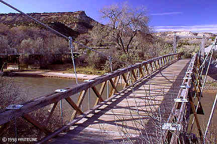 All images Copyright &copy; 1997 - 2000 WriteLine. All Rights Reserved. Suspension bridge over Rio Grande